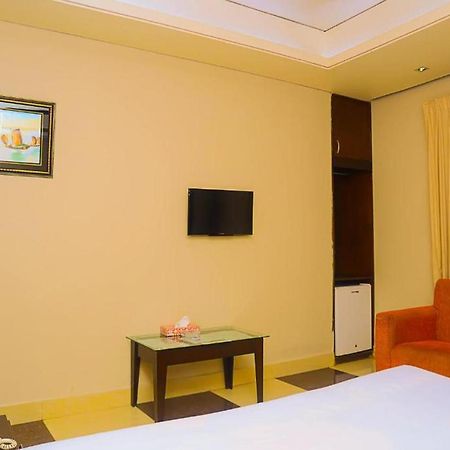 Hotel Royal Living Hotel & Suites Chittagong Dış mekan fotoğraf