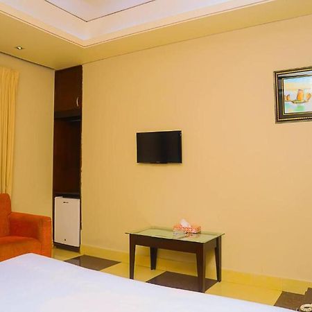 Hotel Royal Living Hotel & Suites Chittagong Dış mekan fotoğraf