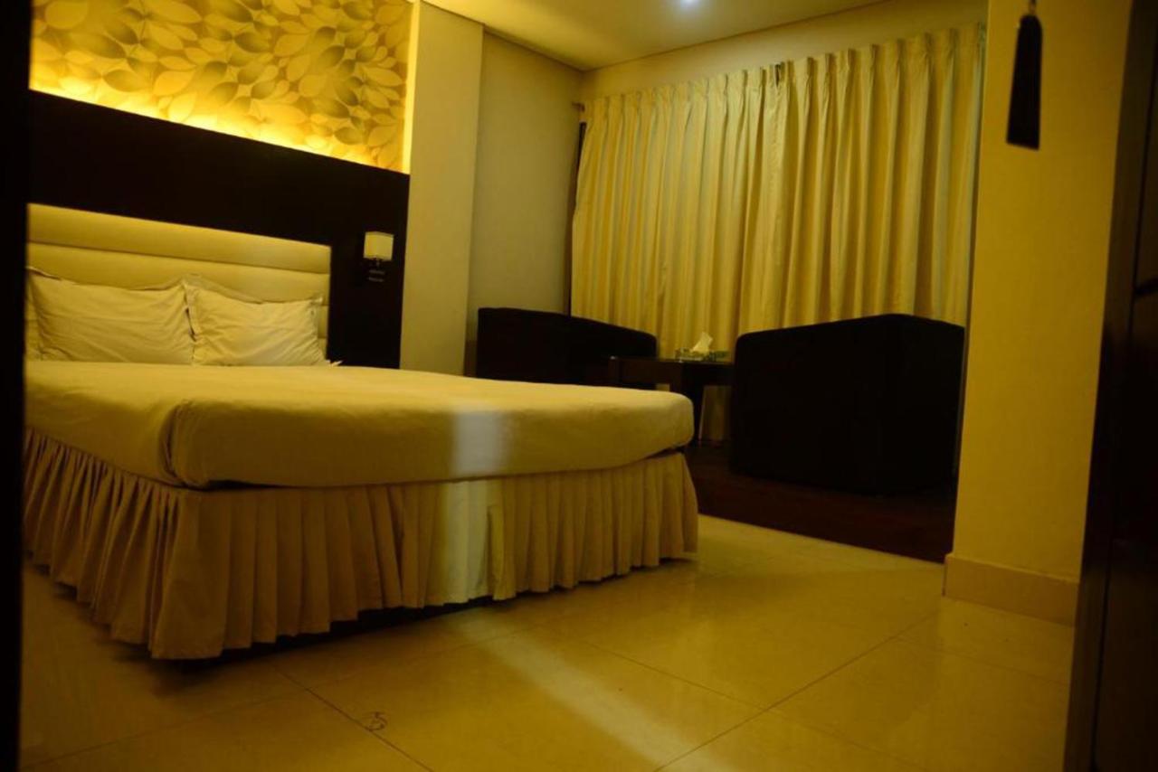 Hotel Royal Living Hotel & Suites Chittagong Dış mekan fotoğraf