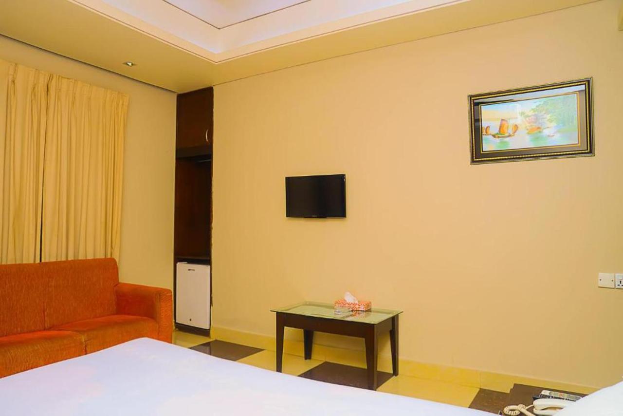 Hotel Royal Living Hotel & Suites Chittagong Dış mekan fotoğraf