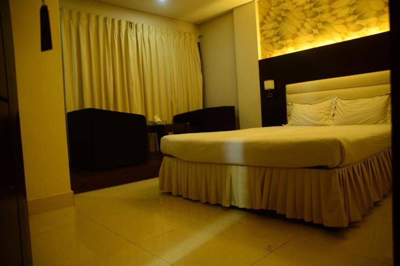 Hotel Royal Living Hotel & Suites Chittagong Dış mekan fotoğraf